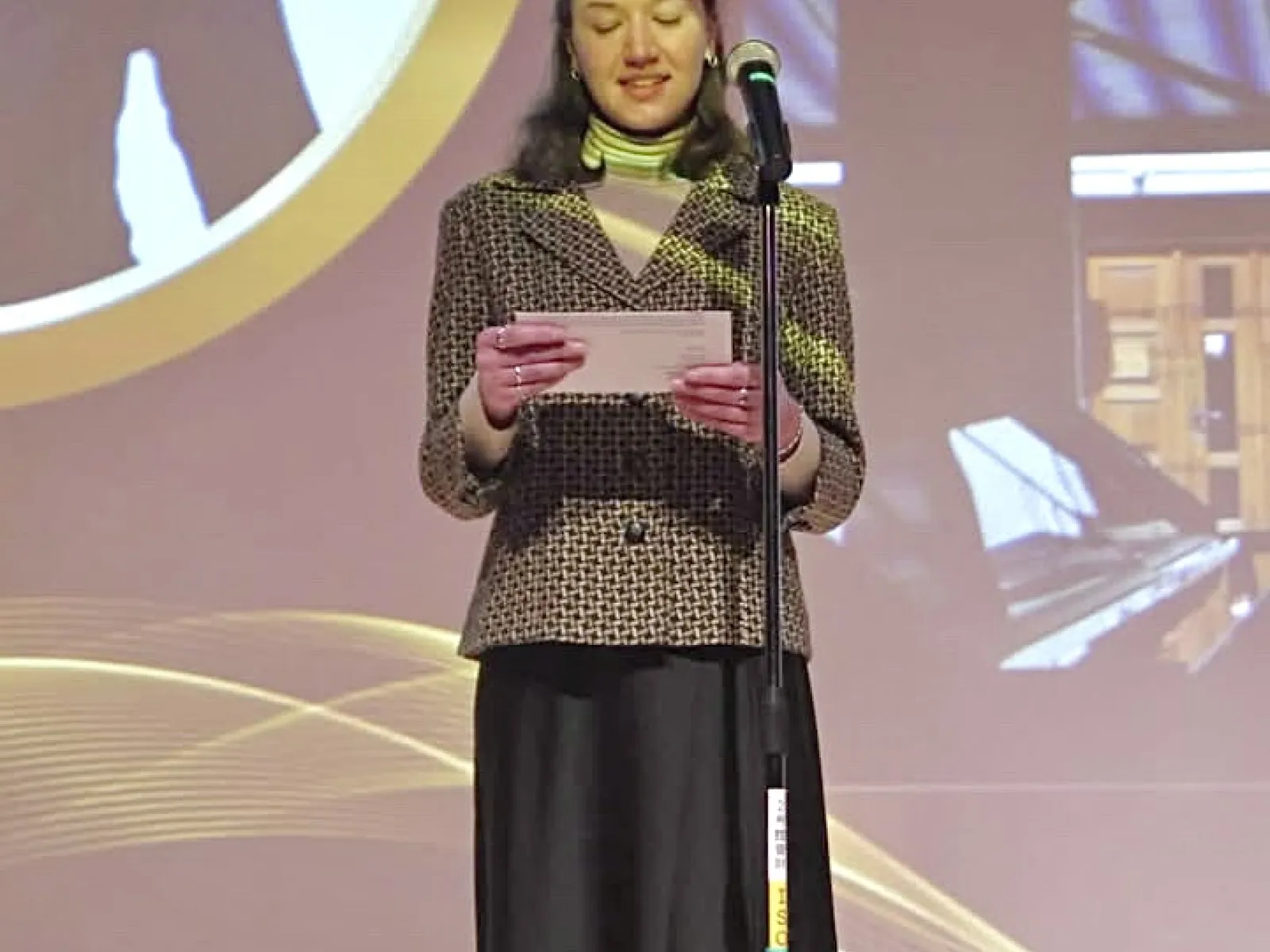 Eine Frau, die eine Rede hält