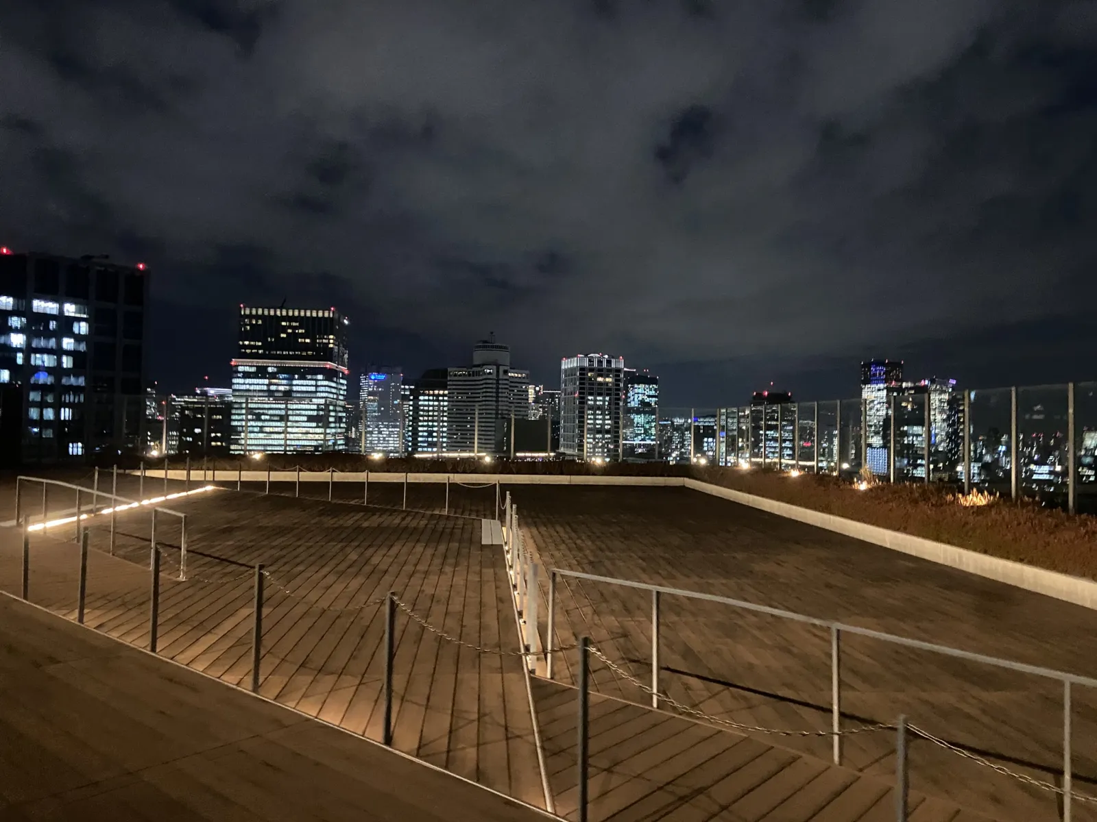 Blick von einem Hochhaus über Tokio