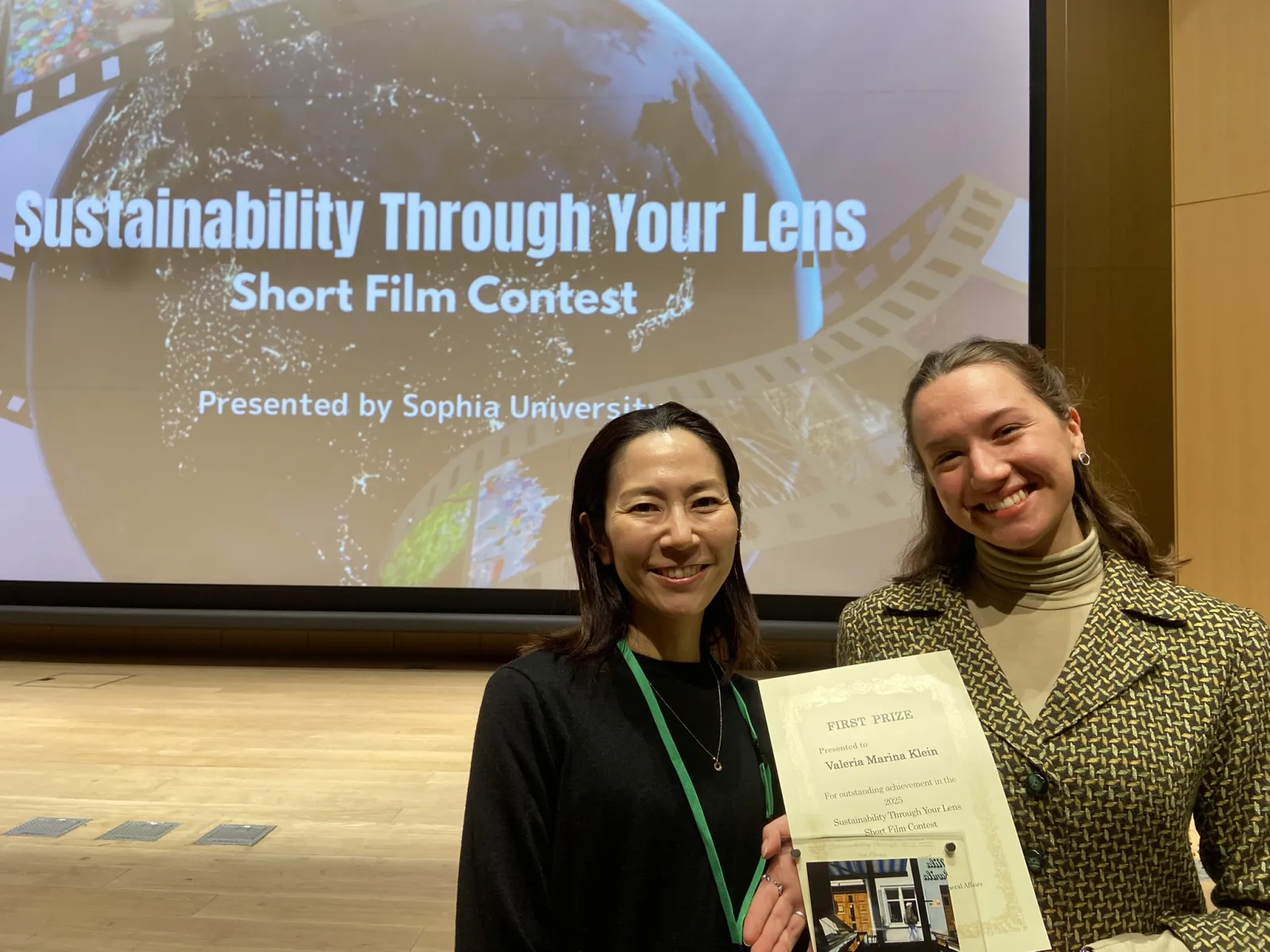 Zwei Frauen mit einem Zertifikat schauen glücklich
