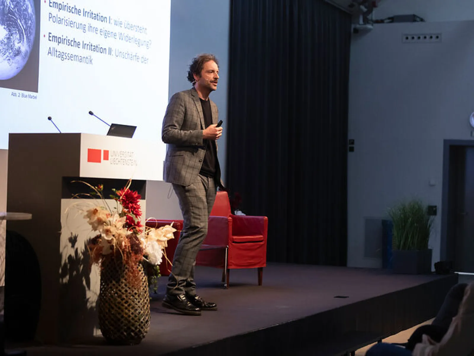 News_Campus-Gespraeche_Nils-Kumkar_Universitaet-Liechtenstein