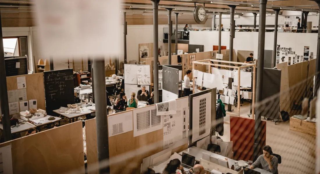 Architektur-Atelier-der-Liechtenstein-School-of-Architecture-mit-Studierenden-in-kreativer-Arbeitsatmosphaere