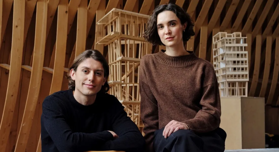 Zwei Studierende sitzen in Modellwerkstatt der Liechtenstein School of Architecture