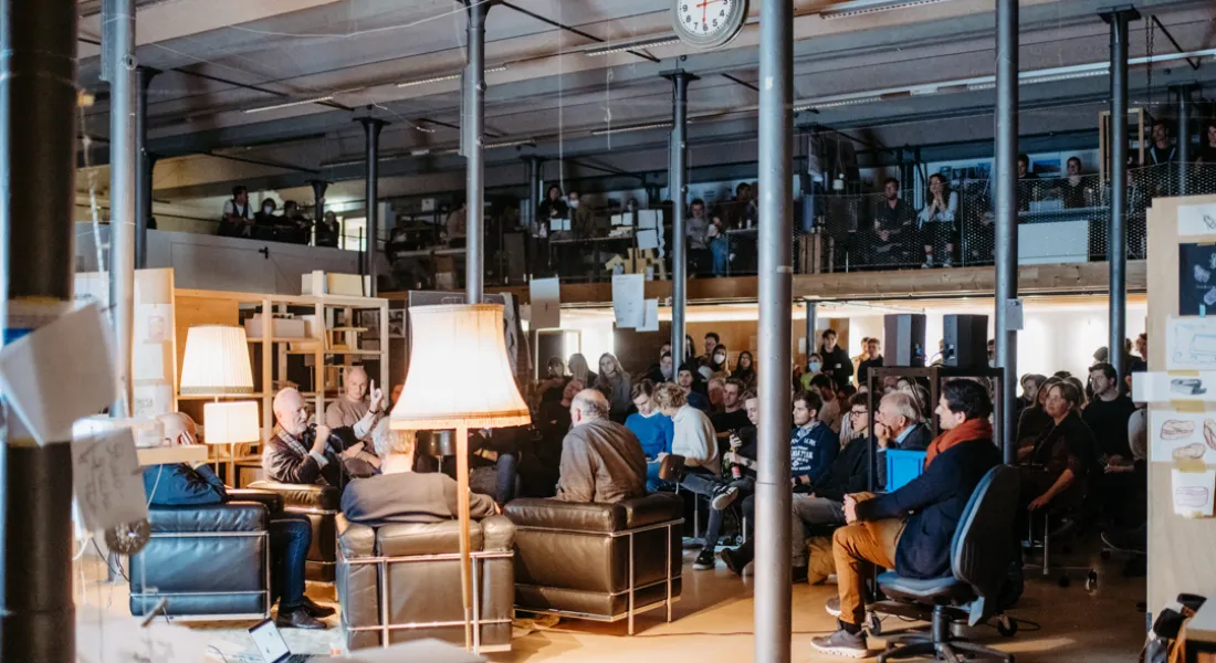 Volles Atelier der Liechtenstein School of Architecture bei einem Gespräch mit Peter Zumthor und Jürg Conzett
