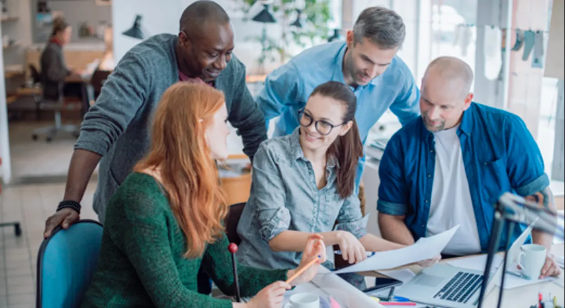 Gruppe von Forschern arbeitet zusammen