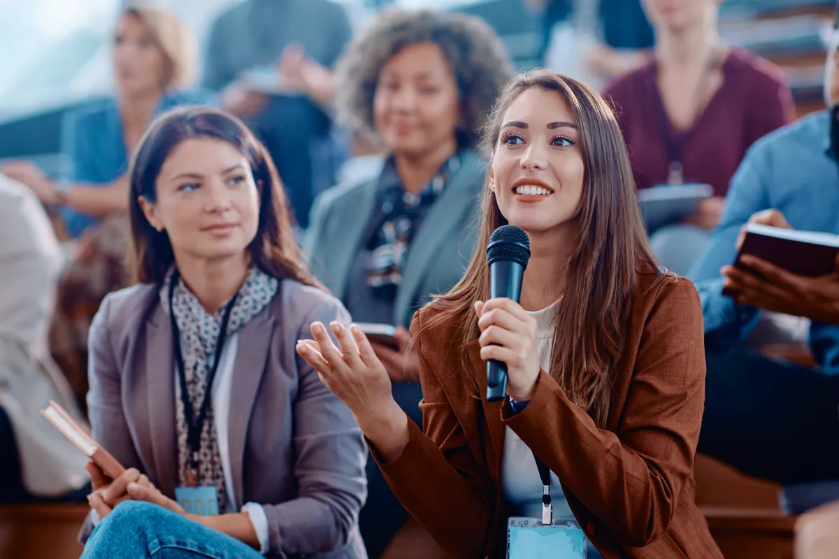 Studierende des Bachelorstudiums Betriebswirtschaftslehre der Universität Liechtenstein beteiligen sich aktiv an einer Vorlesung mit Fragerunde in moderner Hörsaalatmosphäre.