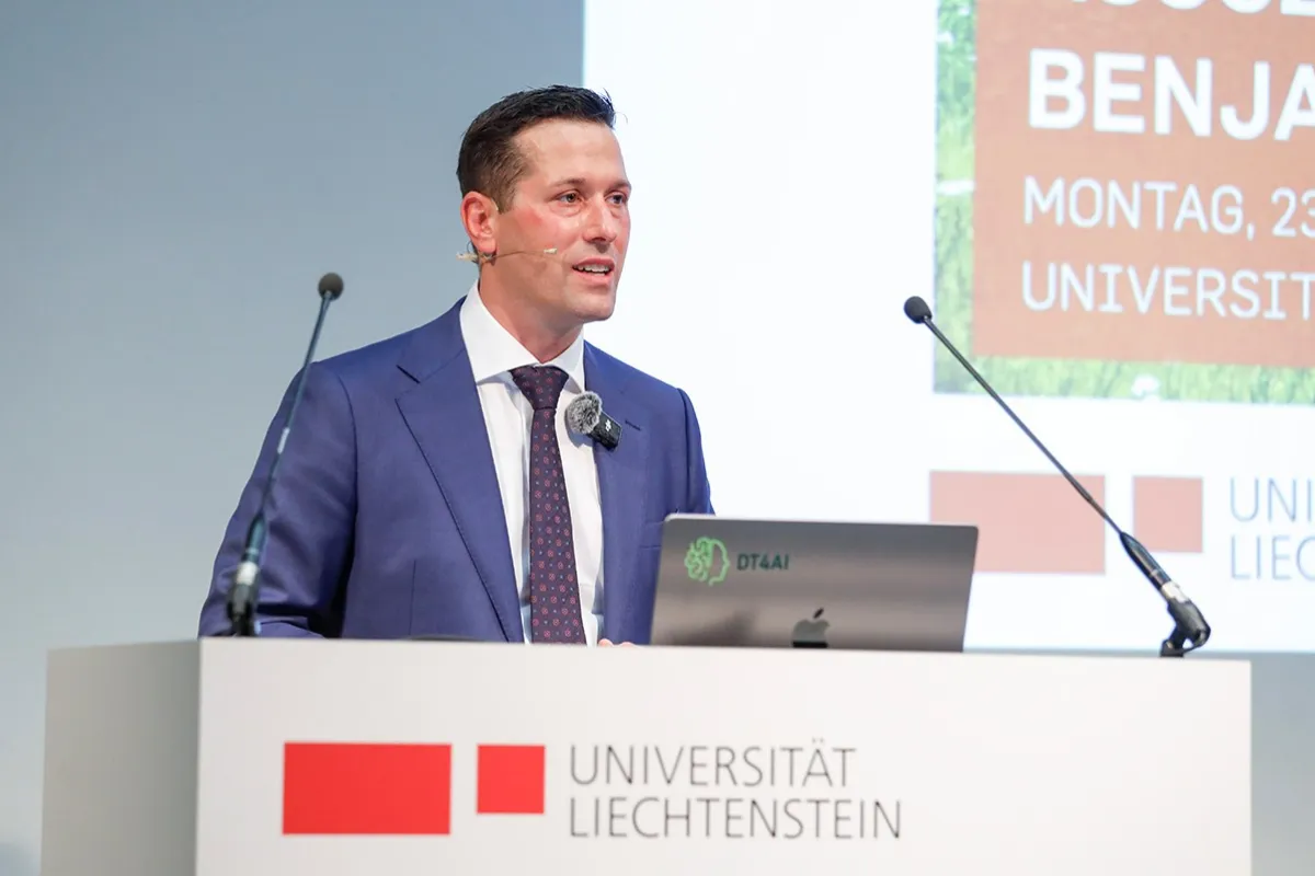 Professor Benjamin van Giffen hält seine Antrittsvorlesung an der Universität Liechtenstein zum Thema 'Tradition trifft Technologie' im Bereich Informationssysteme und digitale Innovation.