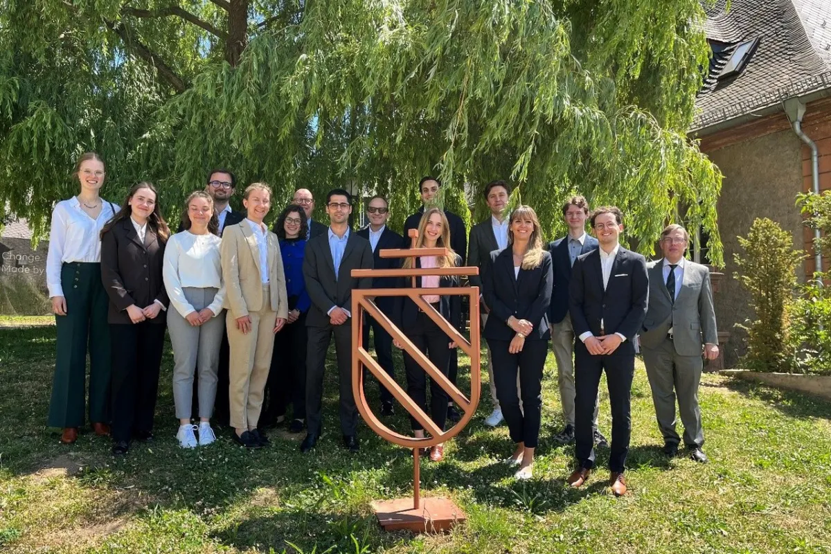 Jeffrey Lee Brüstle, wissenschaftlicher Mitarbeiter an der Universität Liechtenstein, präsentiert seine Forschung zum gemeinnützigen Trust in Liechtenstein auf dem Doktorandenseminar des Deutschen Stiftungsrechtstags 2025.