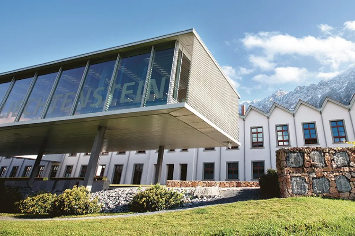 Bild der Universität Liechtenstein, von welcher vier wissenschaftliche Arbeiten zur Verbesserung der Interpretierbarkeit von Machine Learning Modellen durch LLM-Chatbots an der European Conference on Information Systems präsentiert wurden.