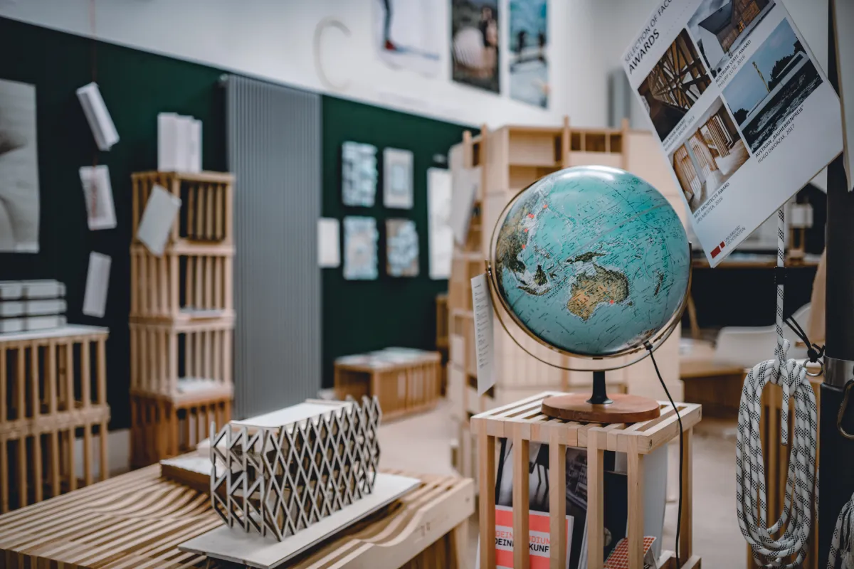 Seminarraum in der Universität Liechtenstein ein Globus steht auf einem Podest