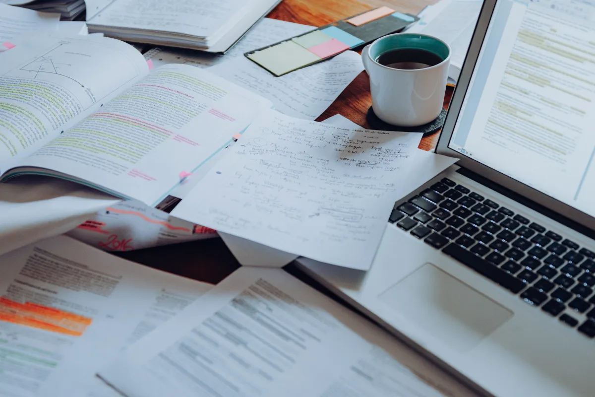 Viele Bücher offener Laptop Kaffeetasse viel Arbeit und Studium