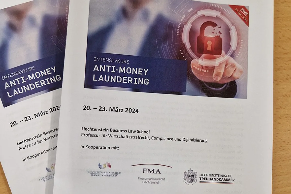 Broschüren des Intensivkurses „Anti-Money Laundering“ der Universität Liechtenstein, datiert auf 20.–23. März 2024, mit Logos von Kooperationspartnern und einem digitalen Schloss-Symbol auf dem Cover.