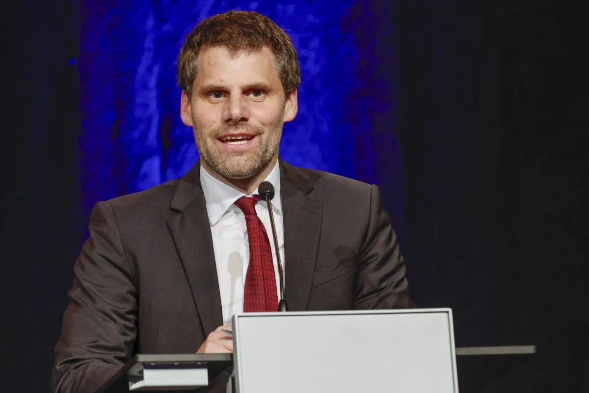 Rektor Christian Frommelt hält eine Rede.