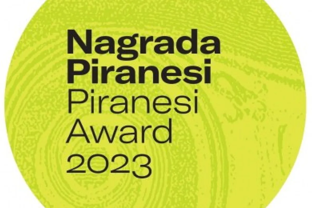Logo des Piranesi Award 2023, gelber Kreis mit schwarzem Text "Nagrada Piranesi Piranesi Award 2023", Hintergrund mit feinem Linienmuster.