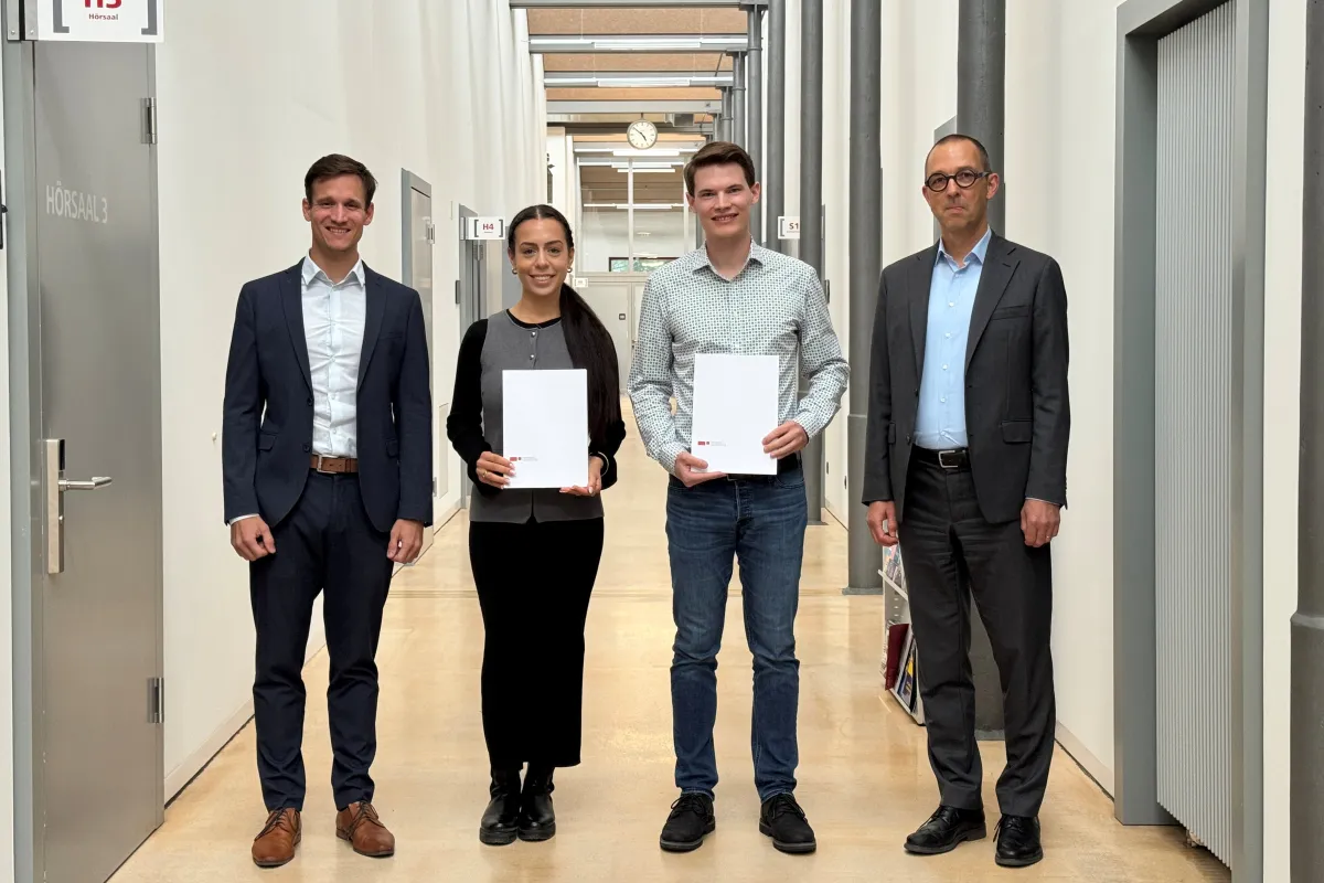 Preisträger zusammen mit einem Vertreter der Universität und der Palmary-Stiftung