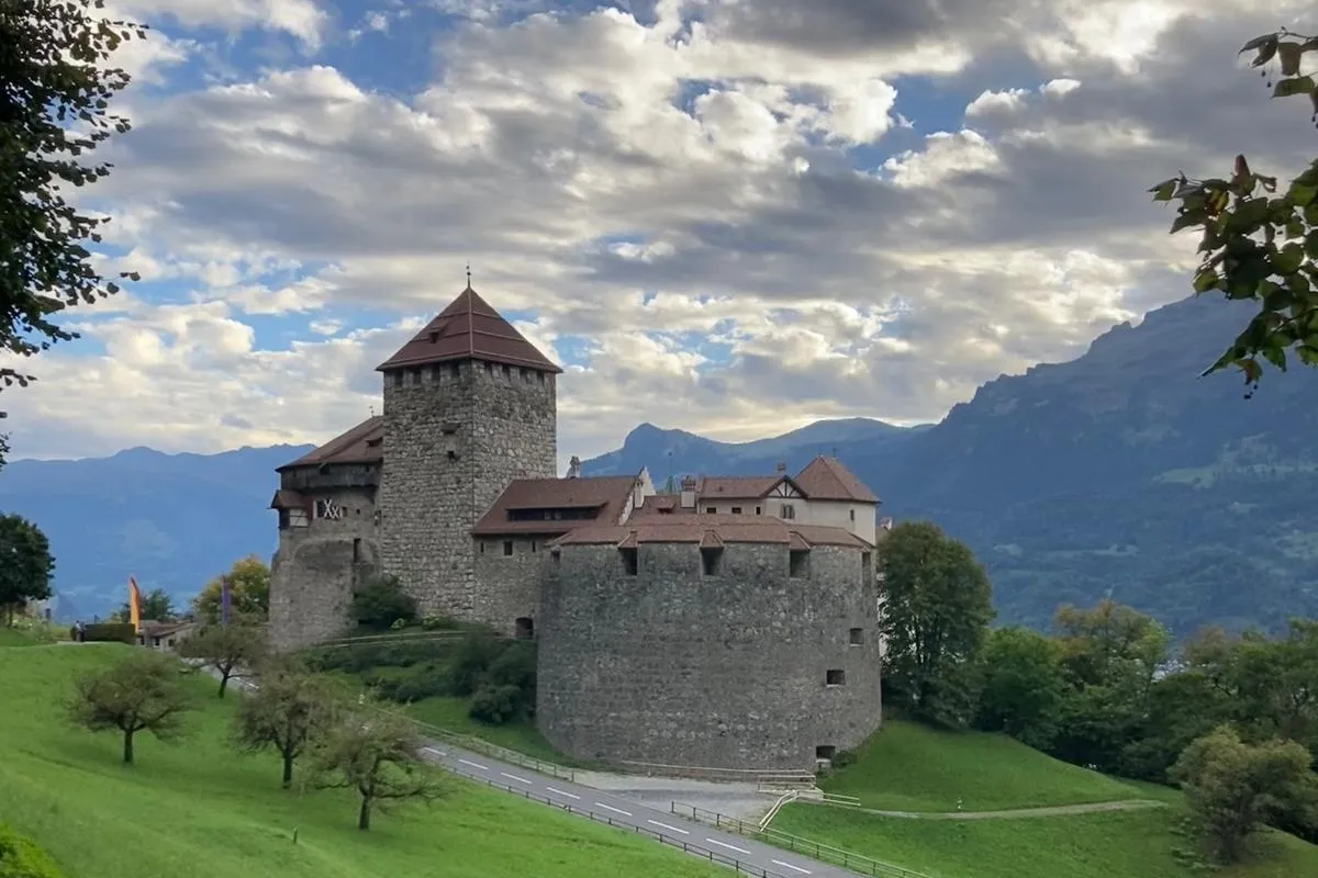 Das Schloss Vaduz an einem leicht bewölkten Tag