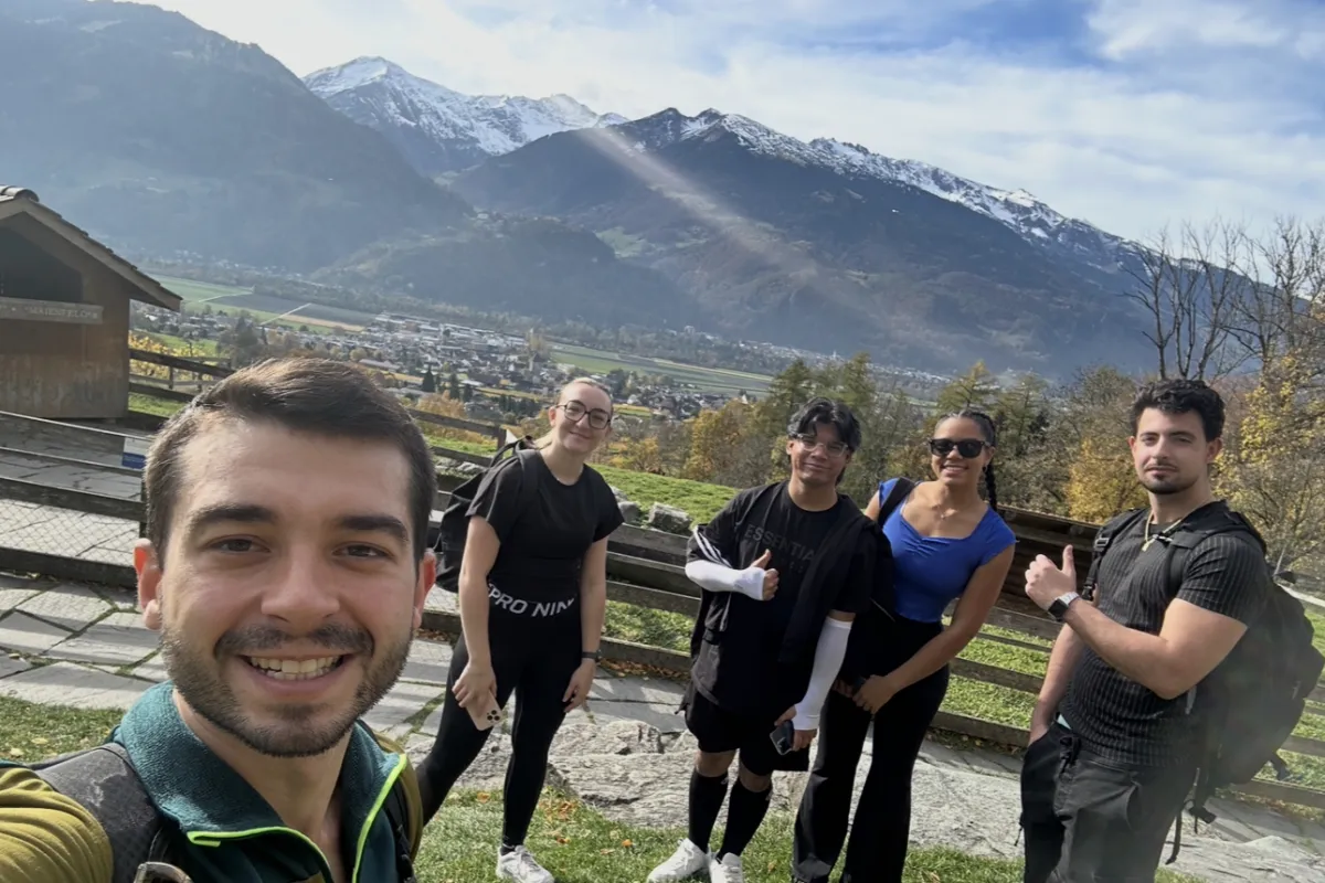 Selfie des Autors mit Freunden mit den Alpen im Hintergrund