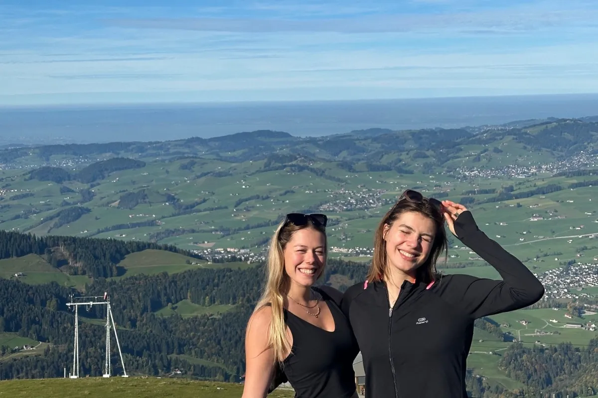 Zwei Frauen auf einem Berg
