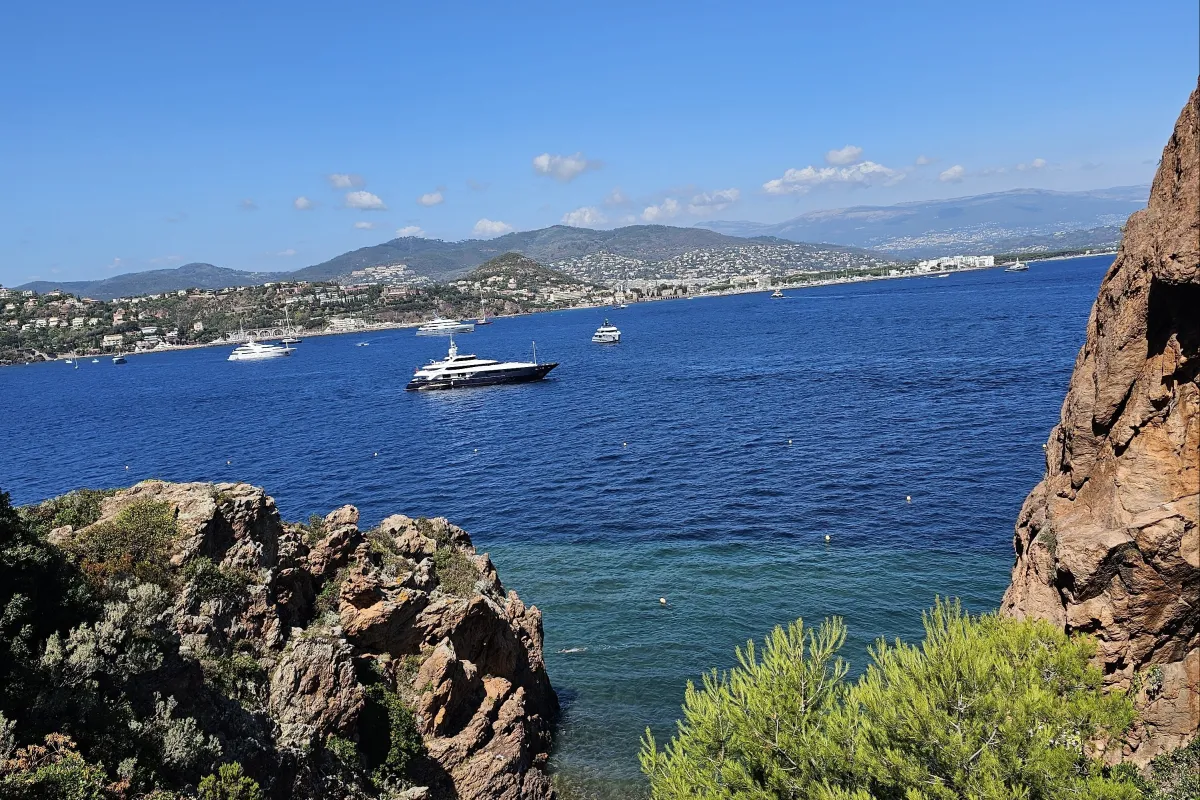 Bucht mit blauem Wasser, Felsen und ein paar Yachten