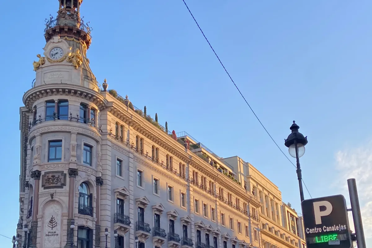 Grosses mit Stuck versehenes Wohnhaus in der Madrider Innenstadt