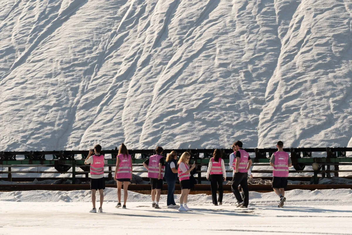 Gruppe Menschen vor einem grossen Salzberg
