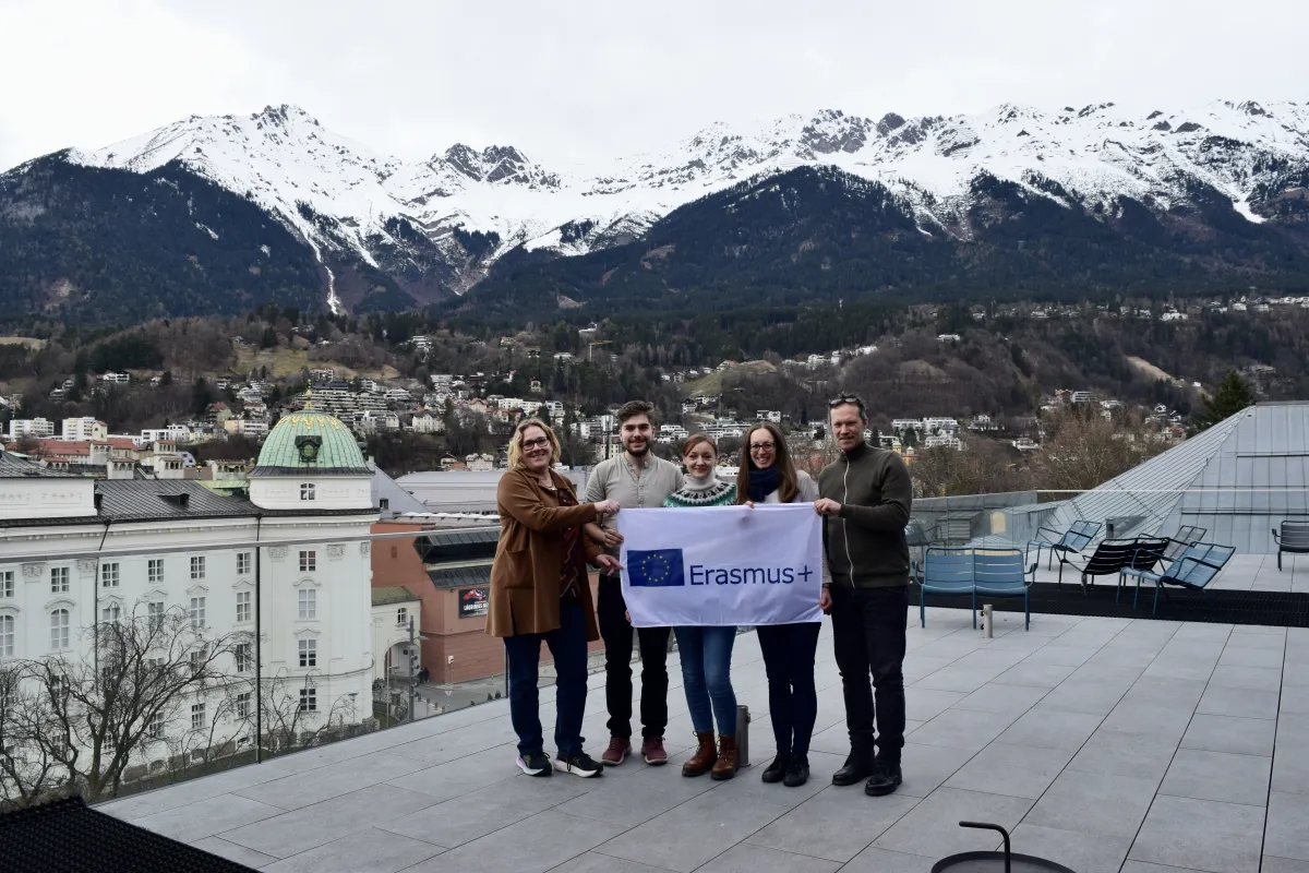 Heike Henning, Markus Rohregger, Susanne Häfner, Janine Hacker, Alexander Carôt mit Erasmus-Fahne