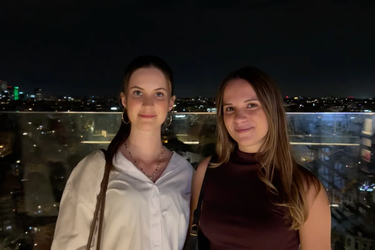 Die Autorin mit einer Freundin