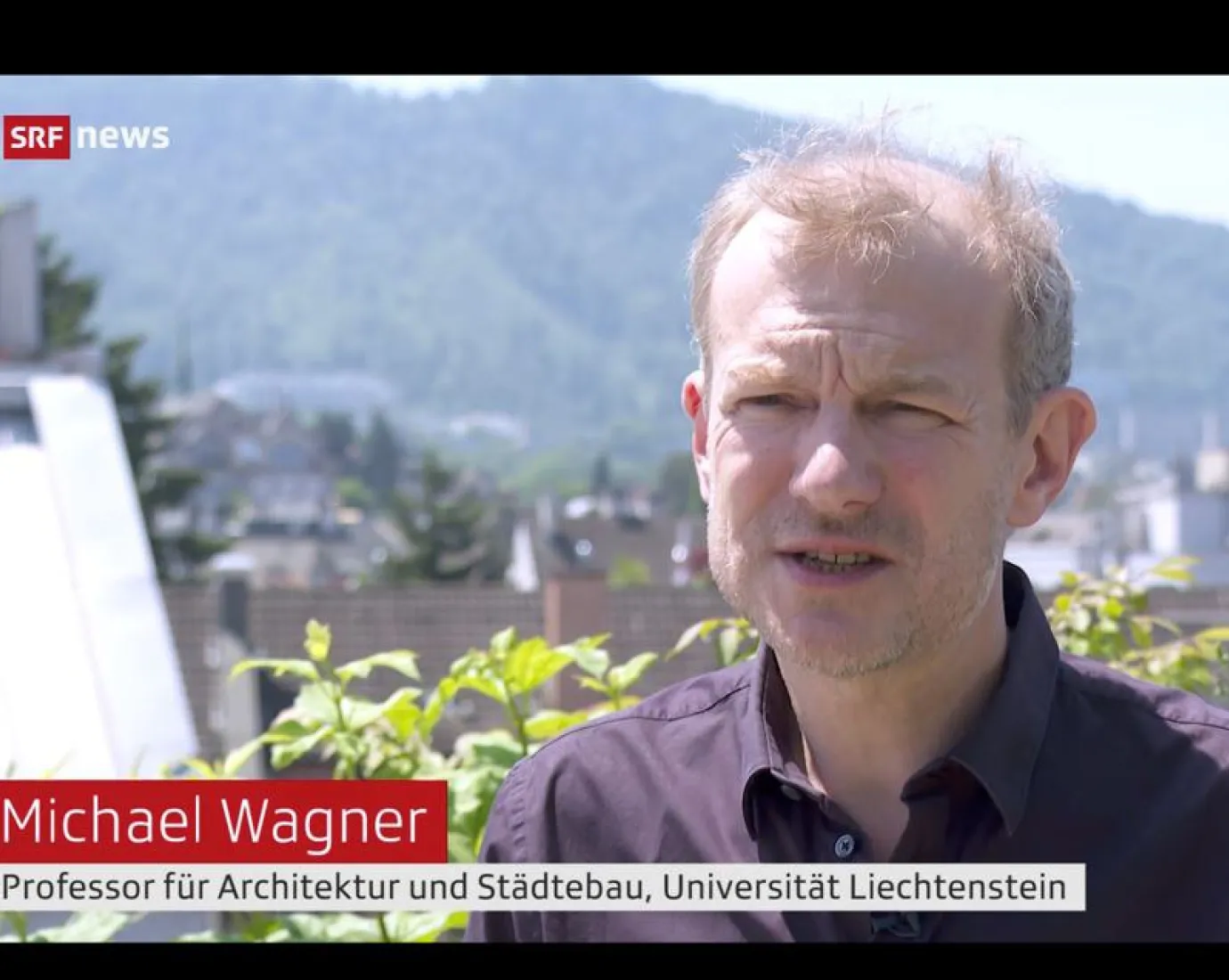 Professor Michael Wagner von der Universität Liechtenstein, der in der SRF-Sendung 10vor10 ein Statement zur Hitzeminderung im urbanen Raum und klimaangepasster Stadtentwicklung gibt.