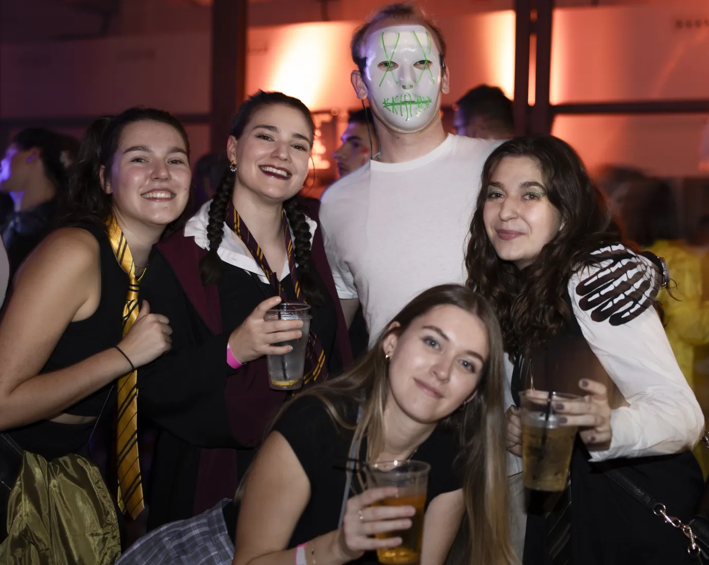 Mehrere Personen posieren für ein Foto an einer Halloween Party