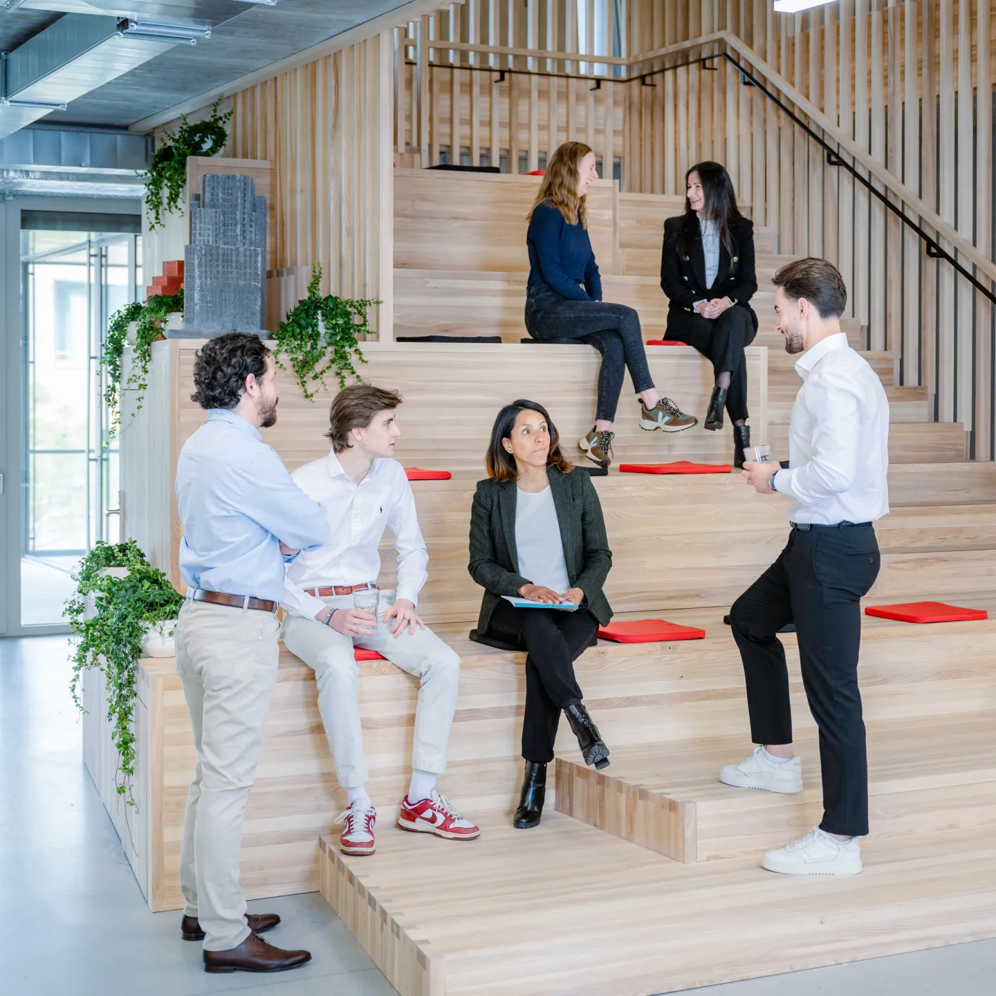 Gruppenarbeit auf moderner Holztribüne an der Universität