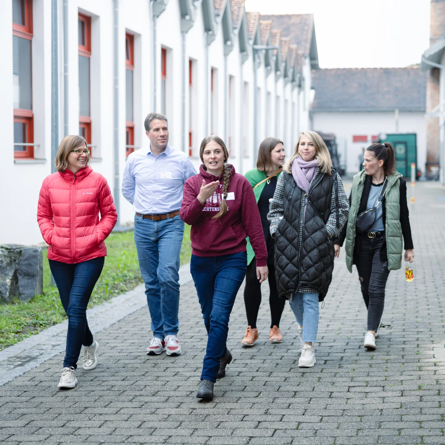 Alumni Gruppe beim gemeinsamen Spaziergang über den Campus der Universität Liechtenstein.
