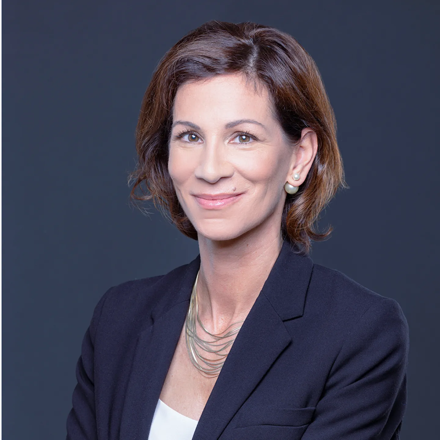 Speakerin im grünen Hosenanzug bei Podiumsdiskussion und offizielles Porträt einer Professorin oder Alumna