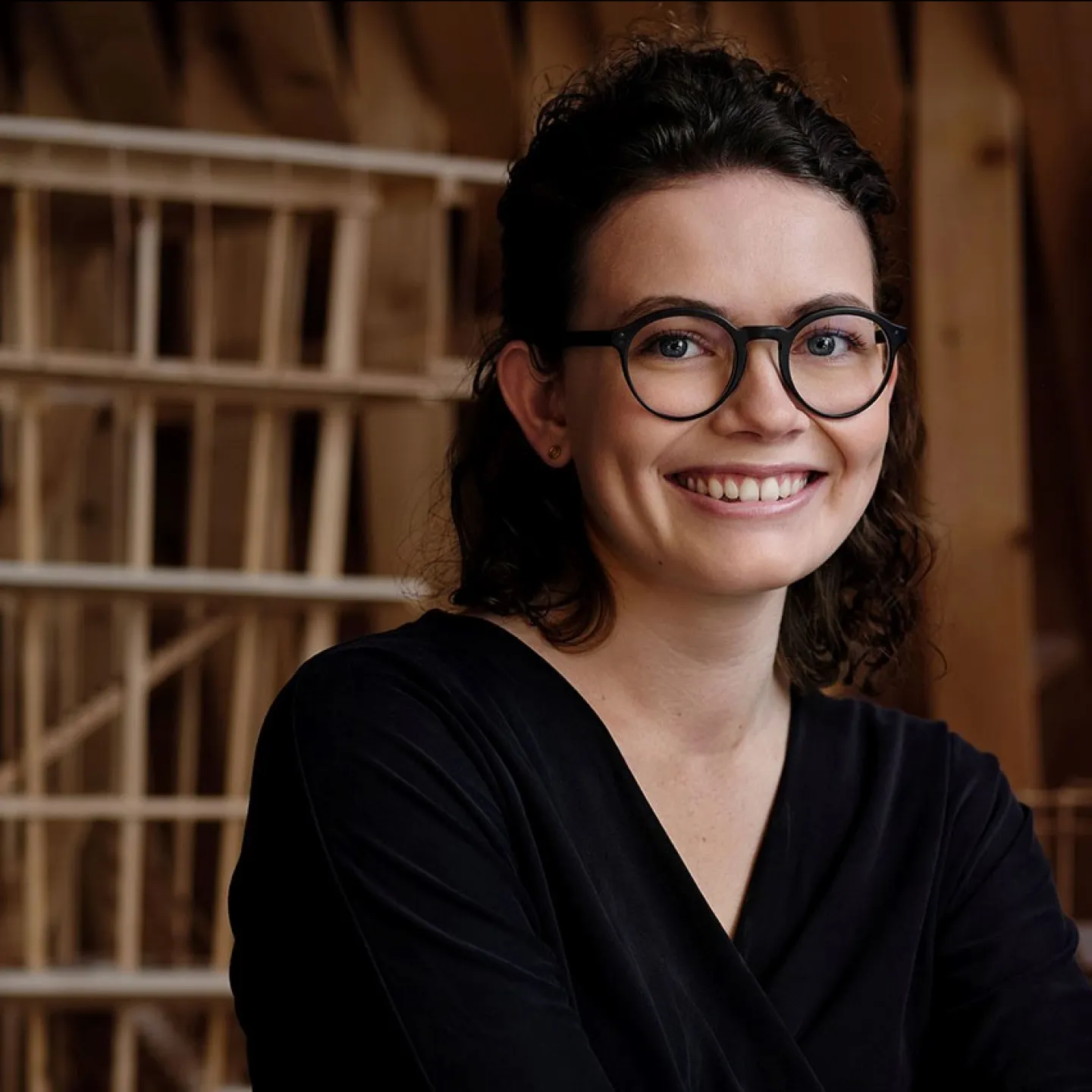 Architektur-Portrait-einer-Bachelorstudentin-der-Liechtenstein-School-of-Architecture-im-Modellbauumfeld