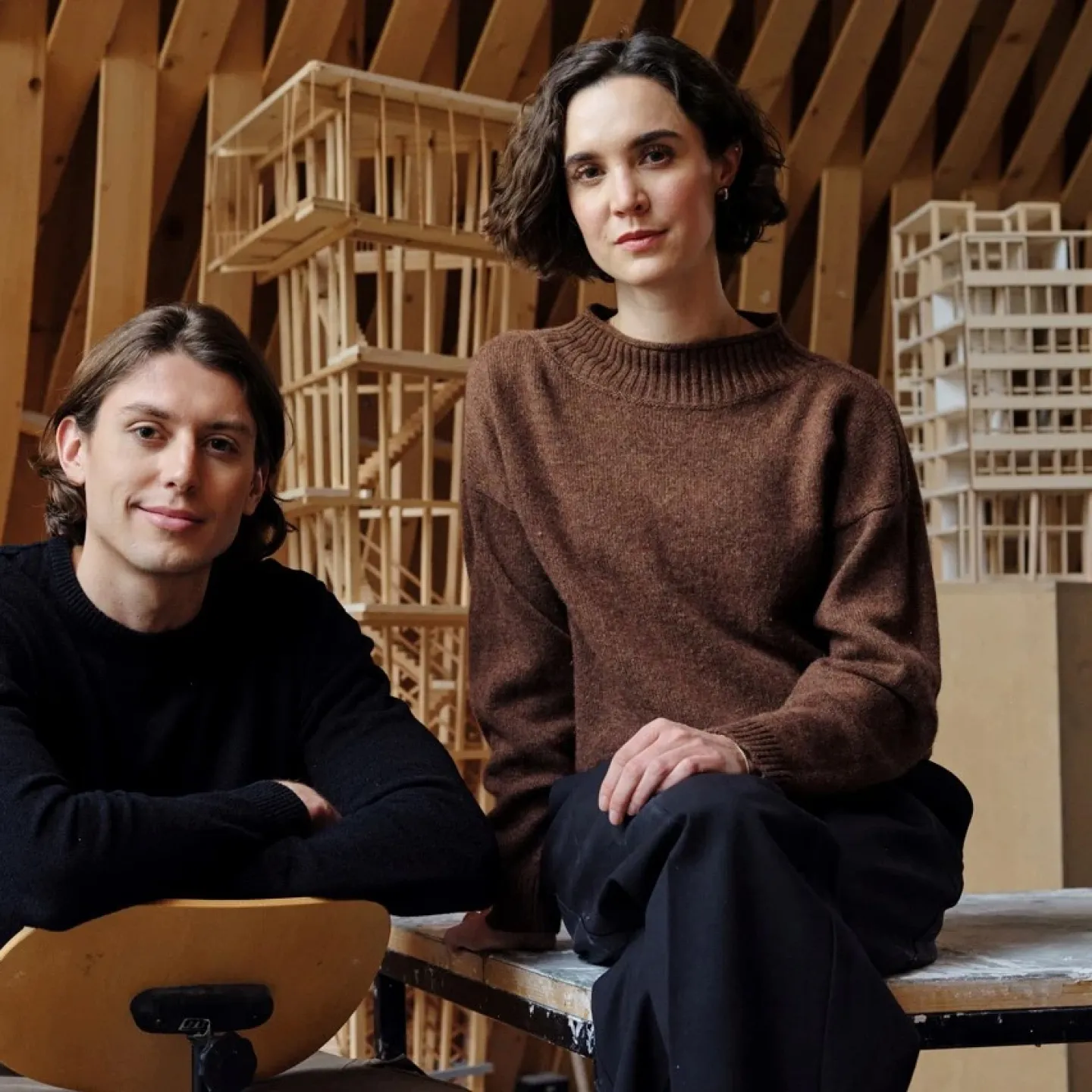 Zwei Studierende sitzen in Modellwerkstatt der Liechtenstein School of Architecture