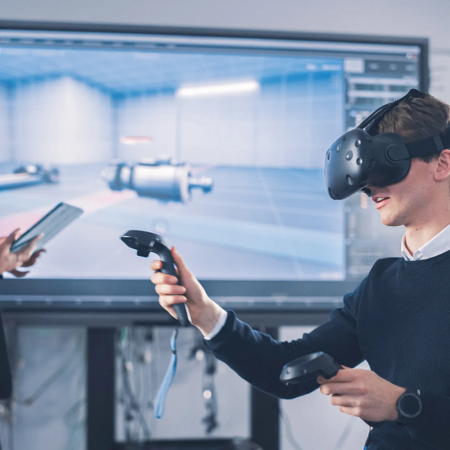 PhD Studierende der Universität Liechtenstein arbeiten mit Virtual Reality Technologie im Forschungslabor für Information Systems.