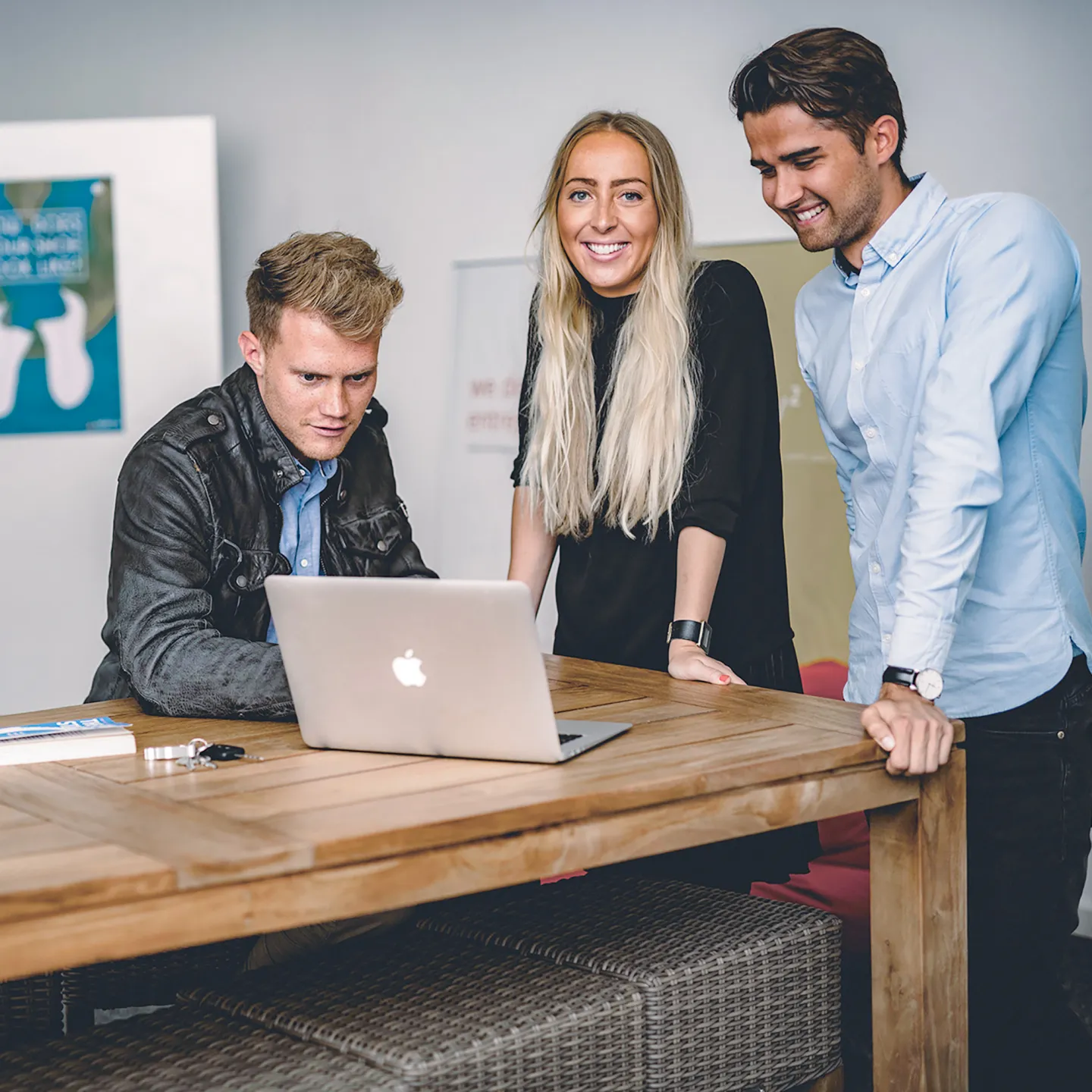 Masterstudierende im Studiengang Entrepreneurship und Management der Universität Liechtenstein arbeiten gemeinsam an einem Projekt am Laptop in moderner Lernumgebung.