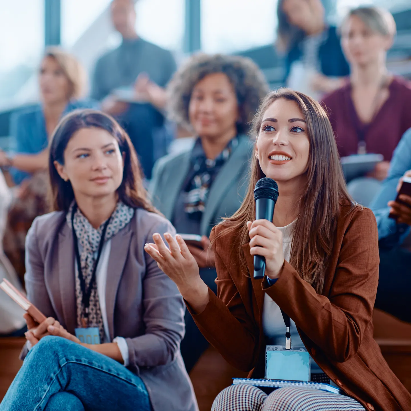 Studierende des Bachelorstudiums Betriebswirtschaftslehre der Universität Liechtenstein beteiligen sich aktiv an einer Vorlesung mit Fragerunde in moderner Hörsaalatmosphäre.