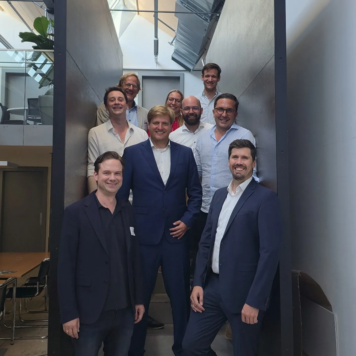 Foto von Marius Gramlich, umgeben von seinen Betreuern und Doktoratskolegen zur Feier seiner erfolgreichen Dissertation an der Universität Liechtenstein.