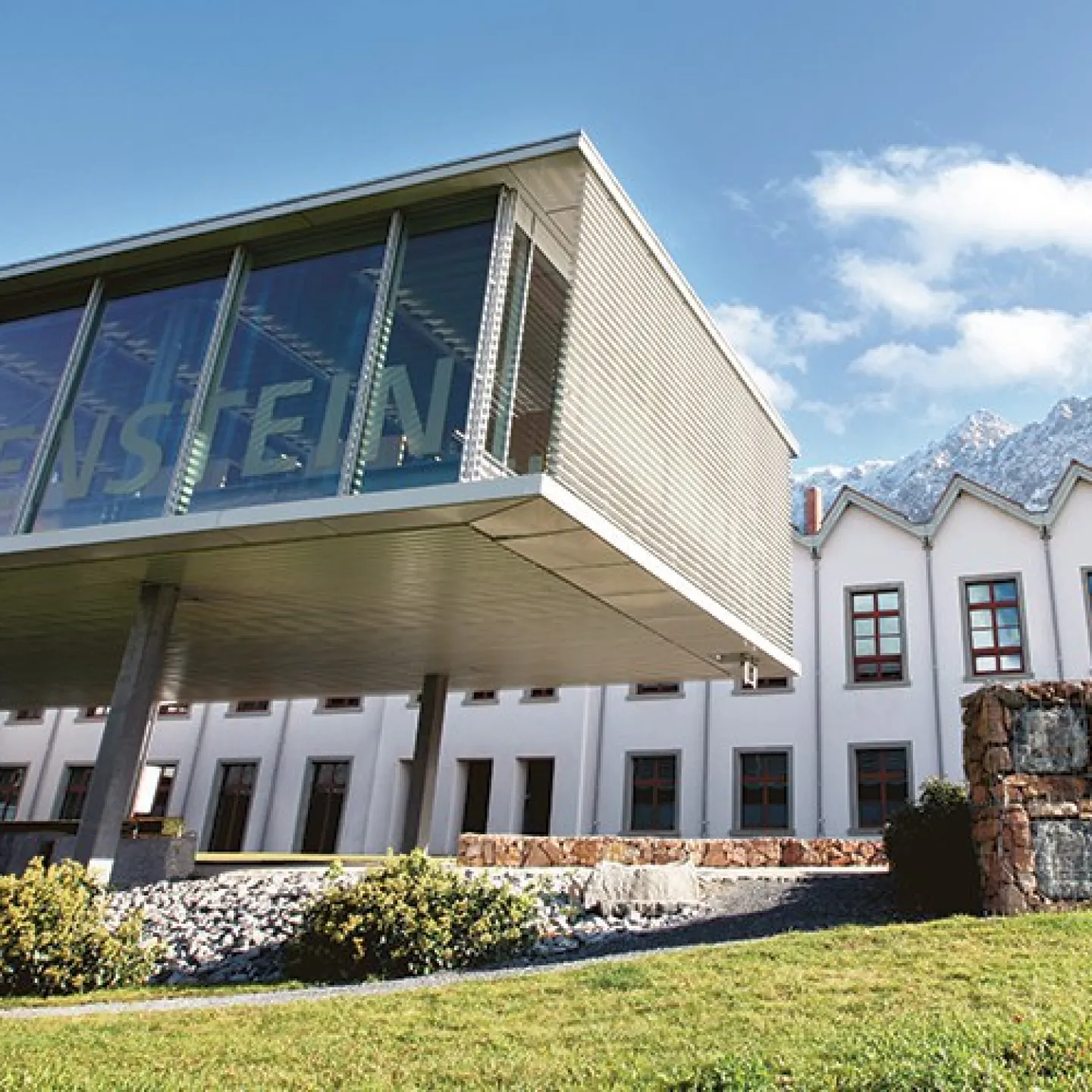 Bild der Universität Liechtenstein, von welcher vier wissenschaftliche Arbeiten zur Verbesserung der Interpretierbarkeit von Machine Learning Modellen durch LLM-Chatbots an der European Conference on Information Systems präsentiert wurden.