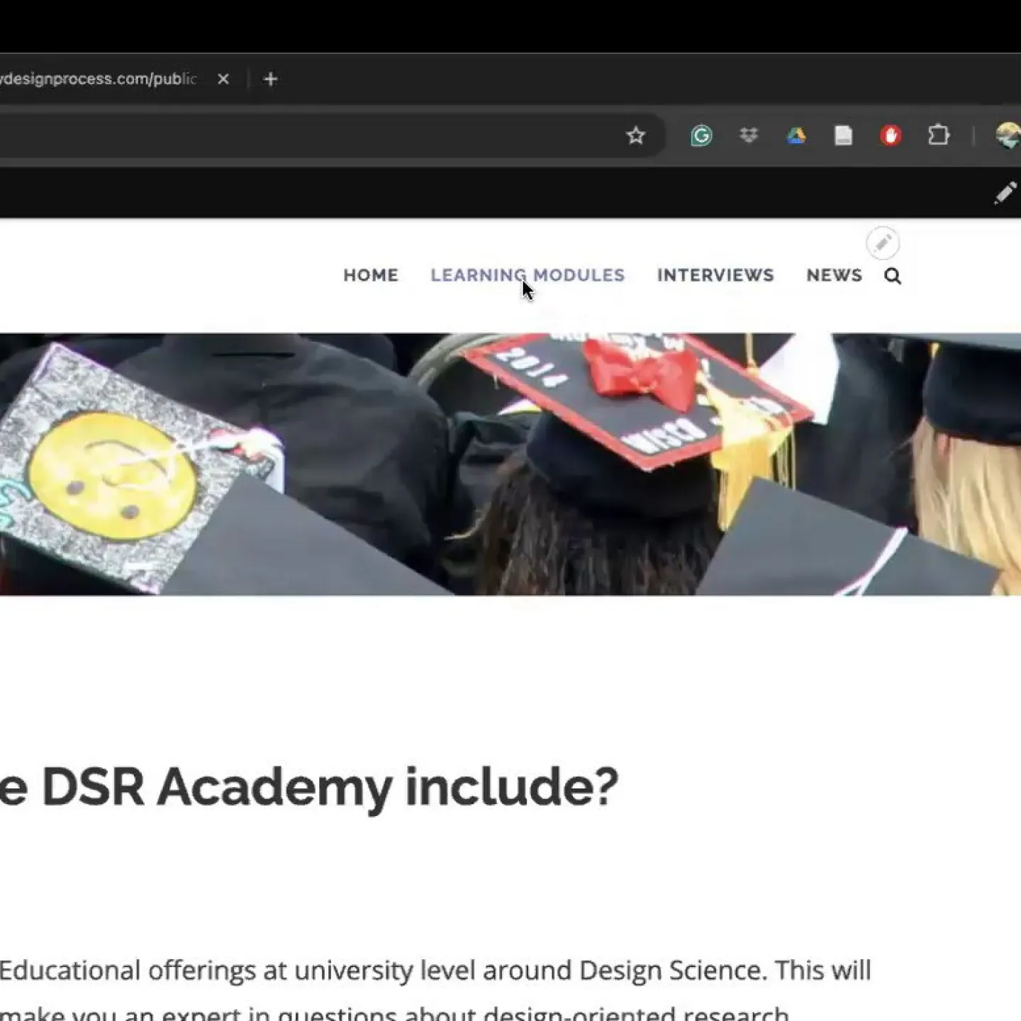 Ein Screenshot zeigt eine Online-Präsentation mit einem Bild von Absolventenhüten und einem Mann in einem Videoanruf. Oben sind Navigationslinks der Website sichtbar.