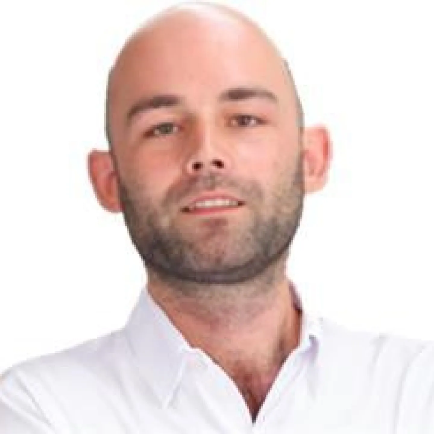 Drei Männer in formeller Kleidung lächeln in die Kamera. Sie sind Teil eines Forschungsteams der Universität Liechtenstein, das maschinelles Lernen zur Vorhersage von Finanzkrisen untersucht.