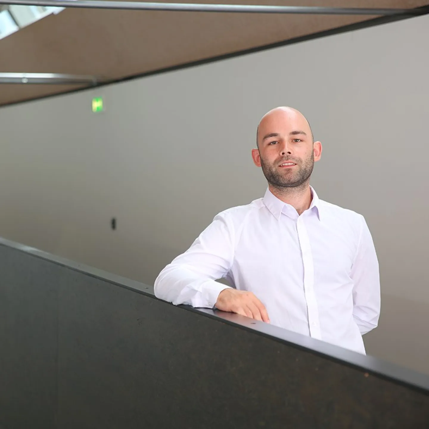 Merlin Bartel erhält eine Auszeichnung für seine Dissertation in Financial Economics an der Universität Liechtenstein, betreut von Assoz. Prof. Dr. Sebastian Stöckl und Dr. Pedro Barroso.