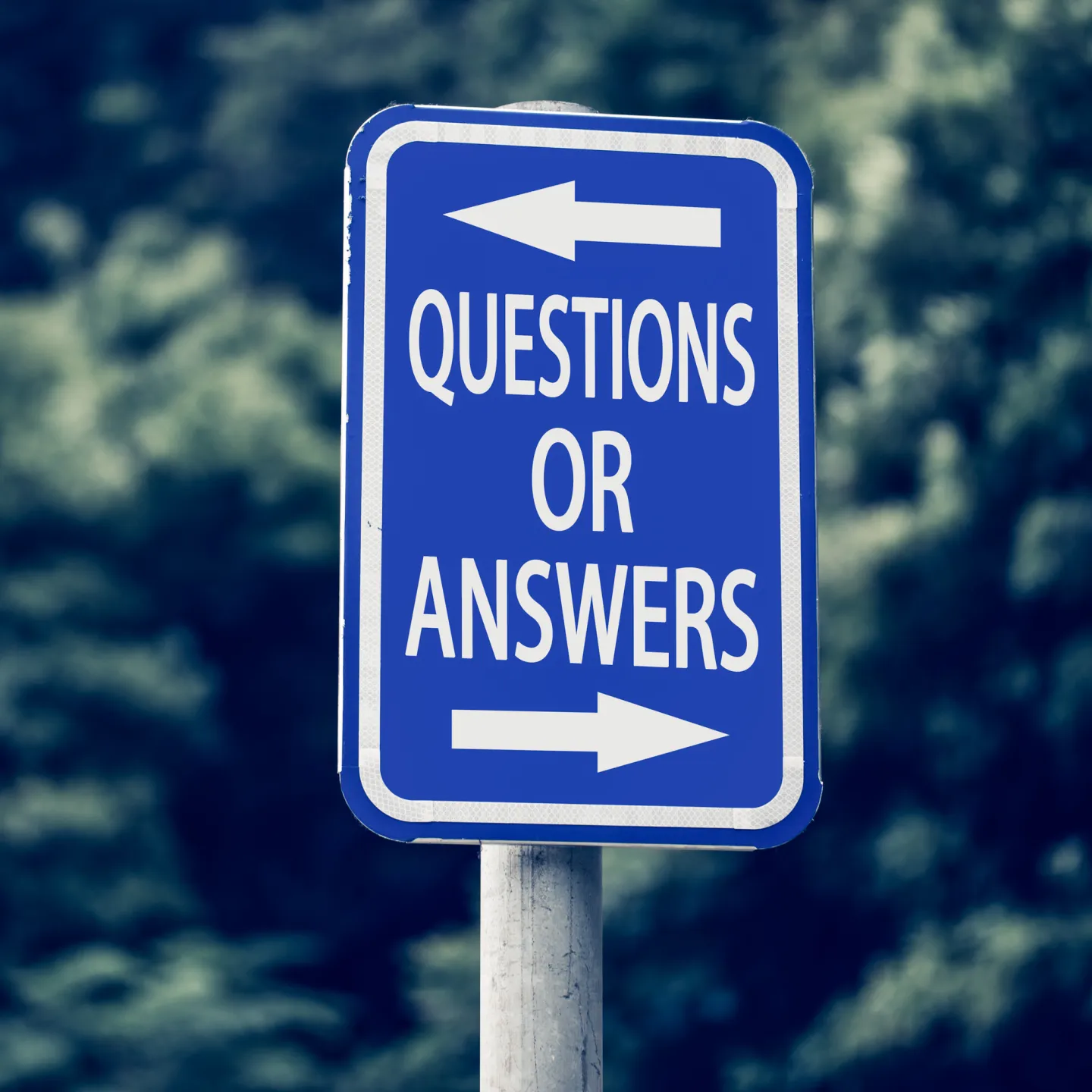 Strassenschild mit Beschriftung links Fragen nach rechts Antworten