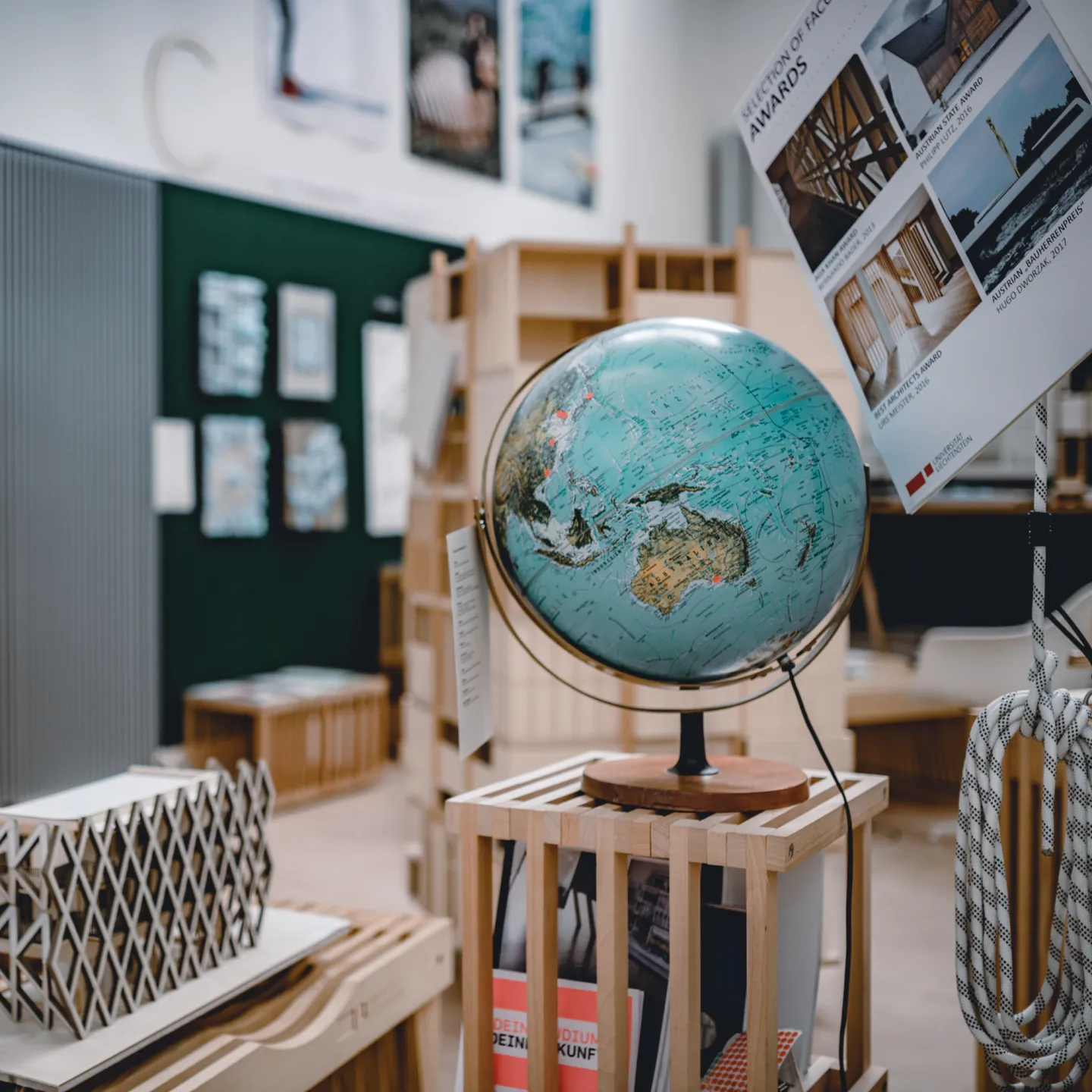 Seminarraum in der Universität Liechtenstein ein Globus steht auf einem Podest