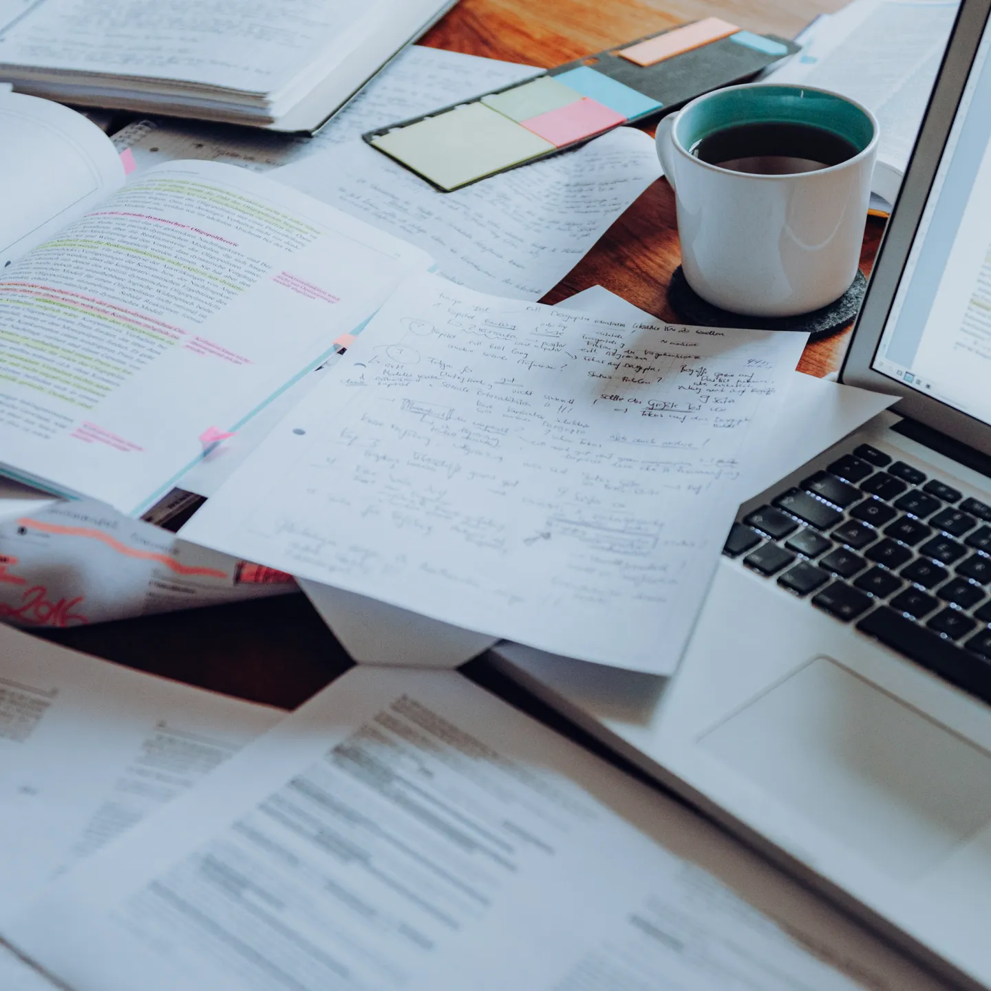 Viele Bücher offener Laptop Kaffeetasse viel Arbeit und Studium