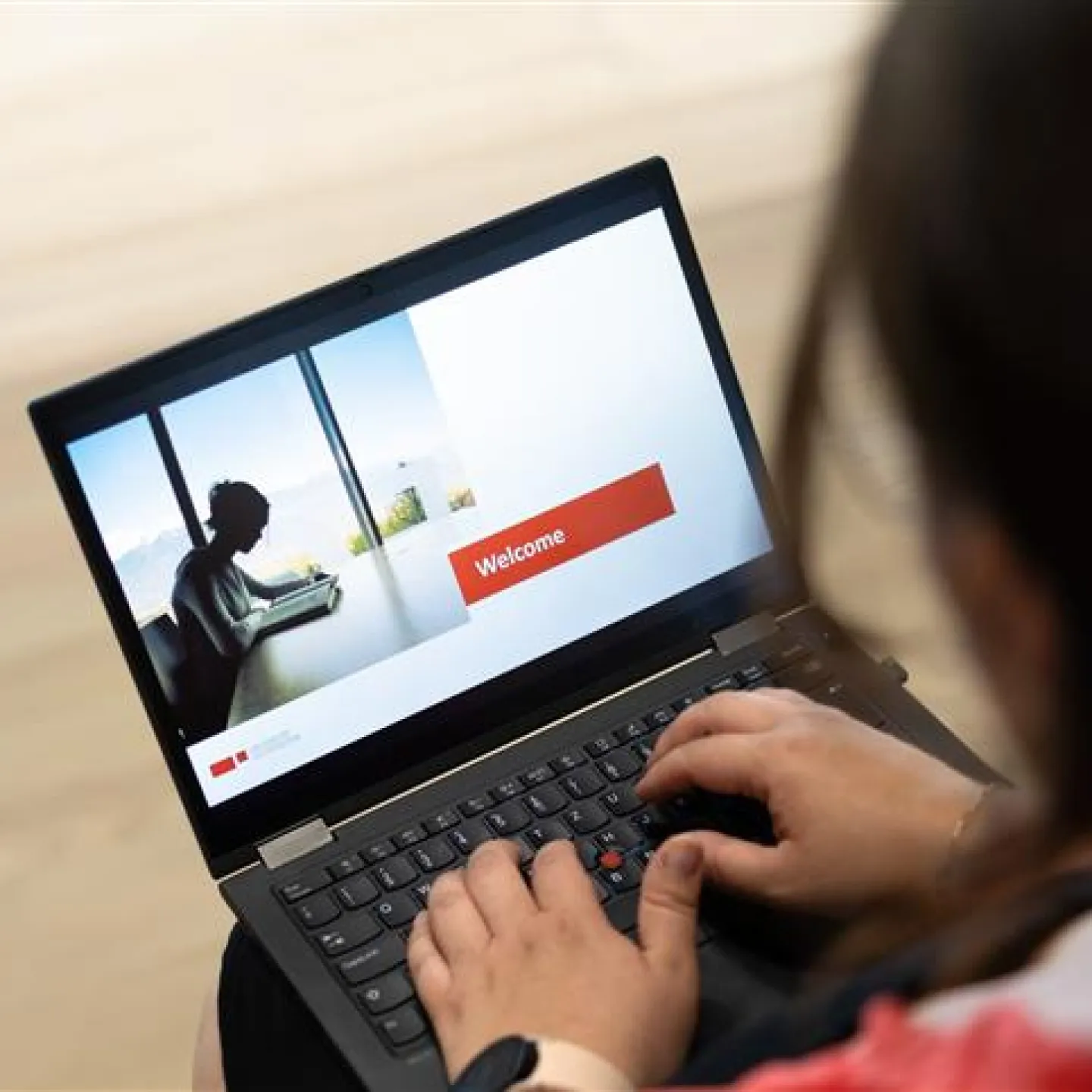 Person nimmt mit Laptop an den Welcome der Universität Liechtenstein teil.