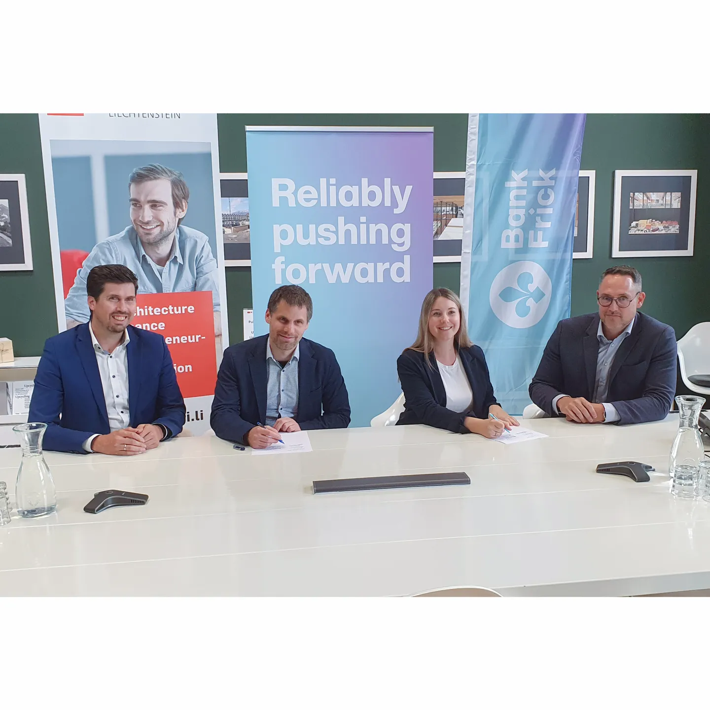 Vertreterinnen und Vertreter der Universität Liechtenstein und Bank Frick bei der Vertragsunterzeichnung im Rahmen des Innovative Finance Lab.