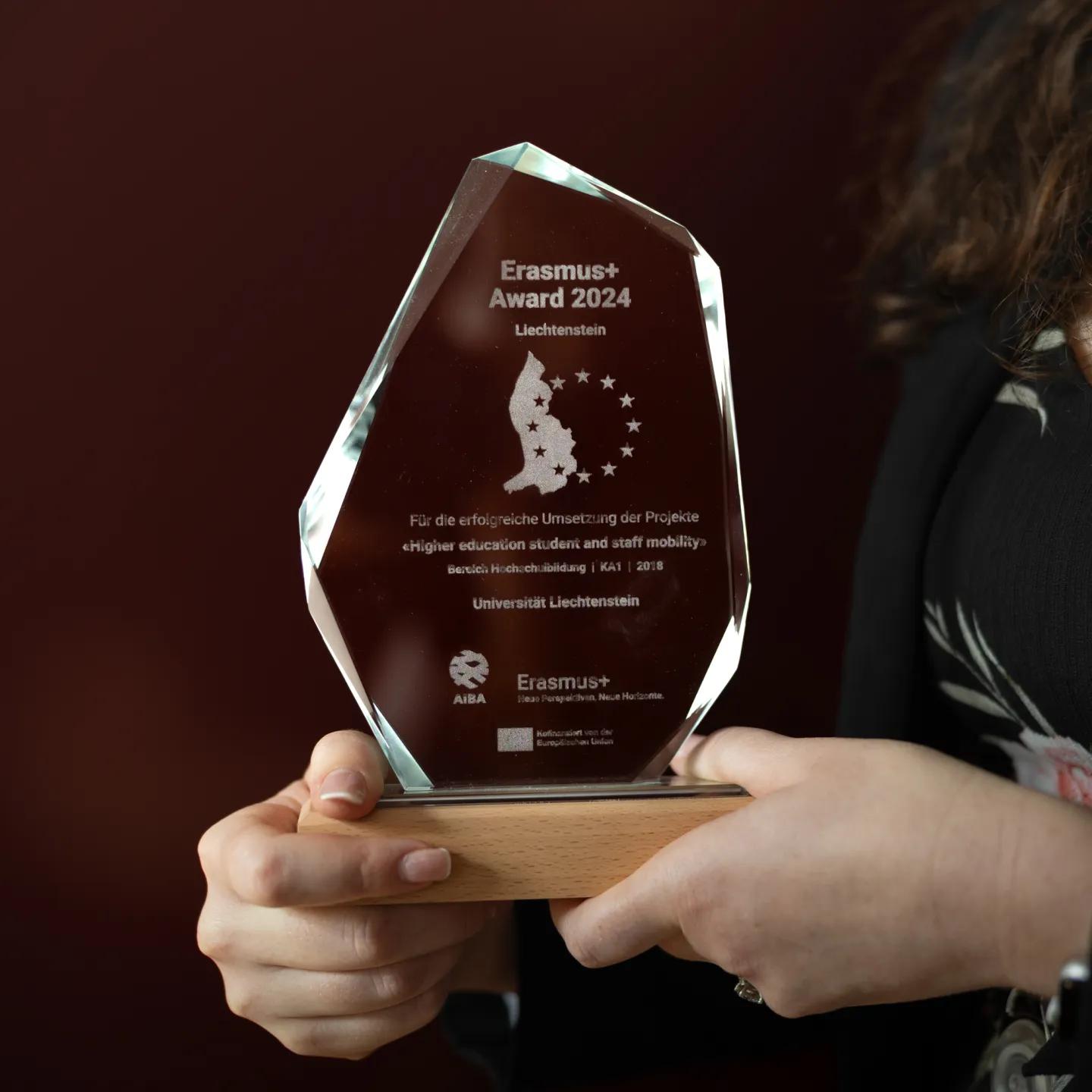 Frau hält Erasmus-Plus-Award 2024 der Universität Liechtenstein.
