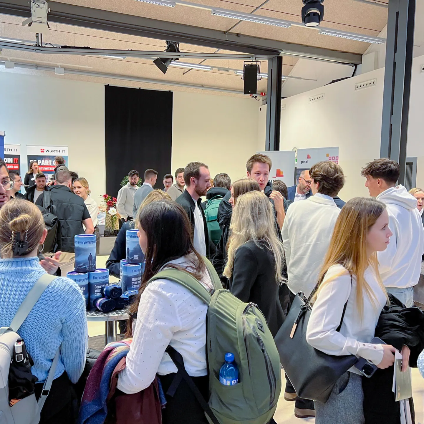 Viele Studierende auf dem Karrieretag 2024 der Universität Liechtenstein