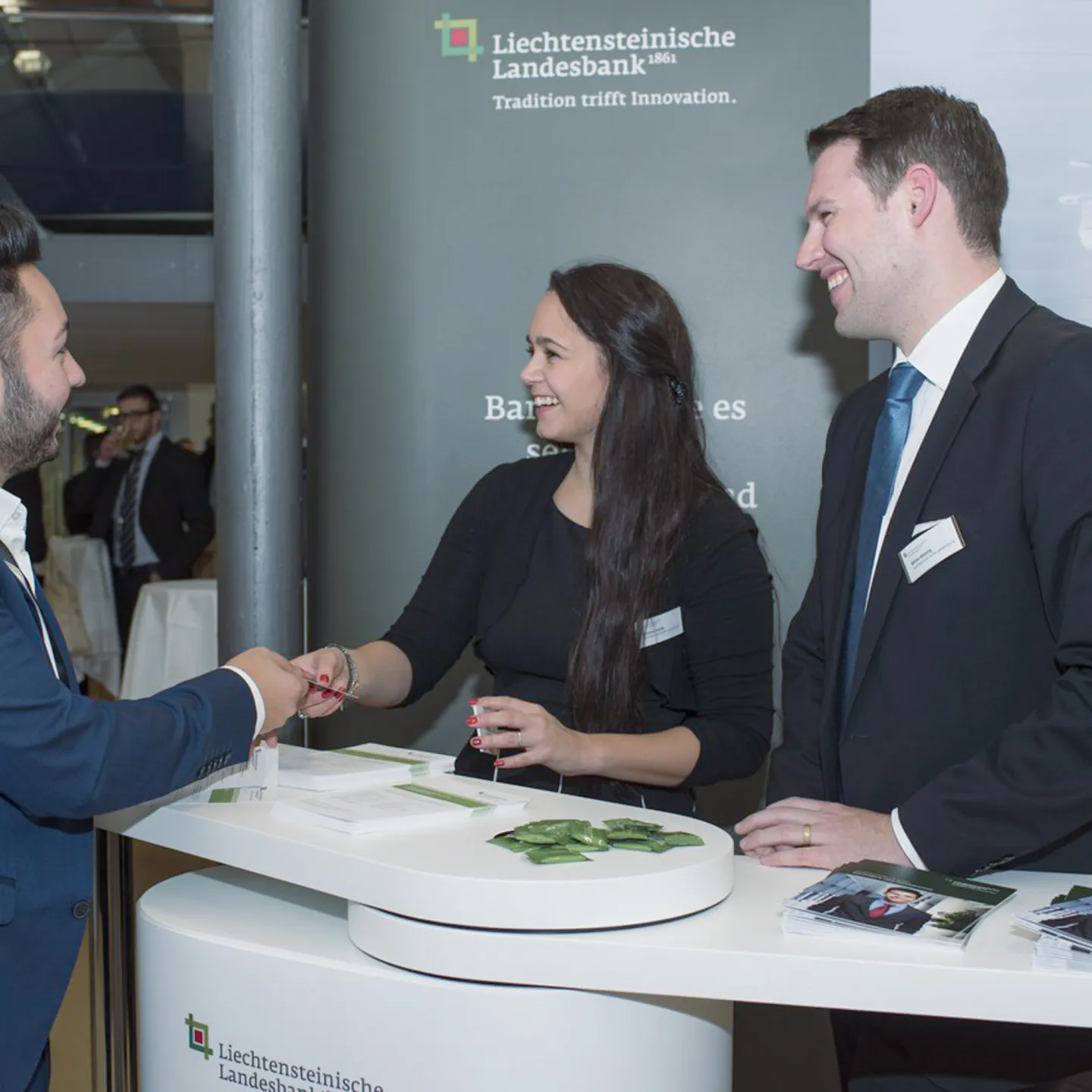 Zwei Mitarbeitende der LLB am Unternehmensstand auf dem Karrieretag 2024 der Universität Liechtenstein