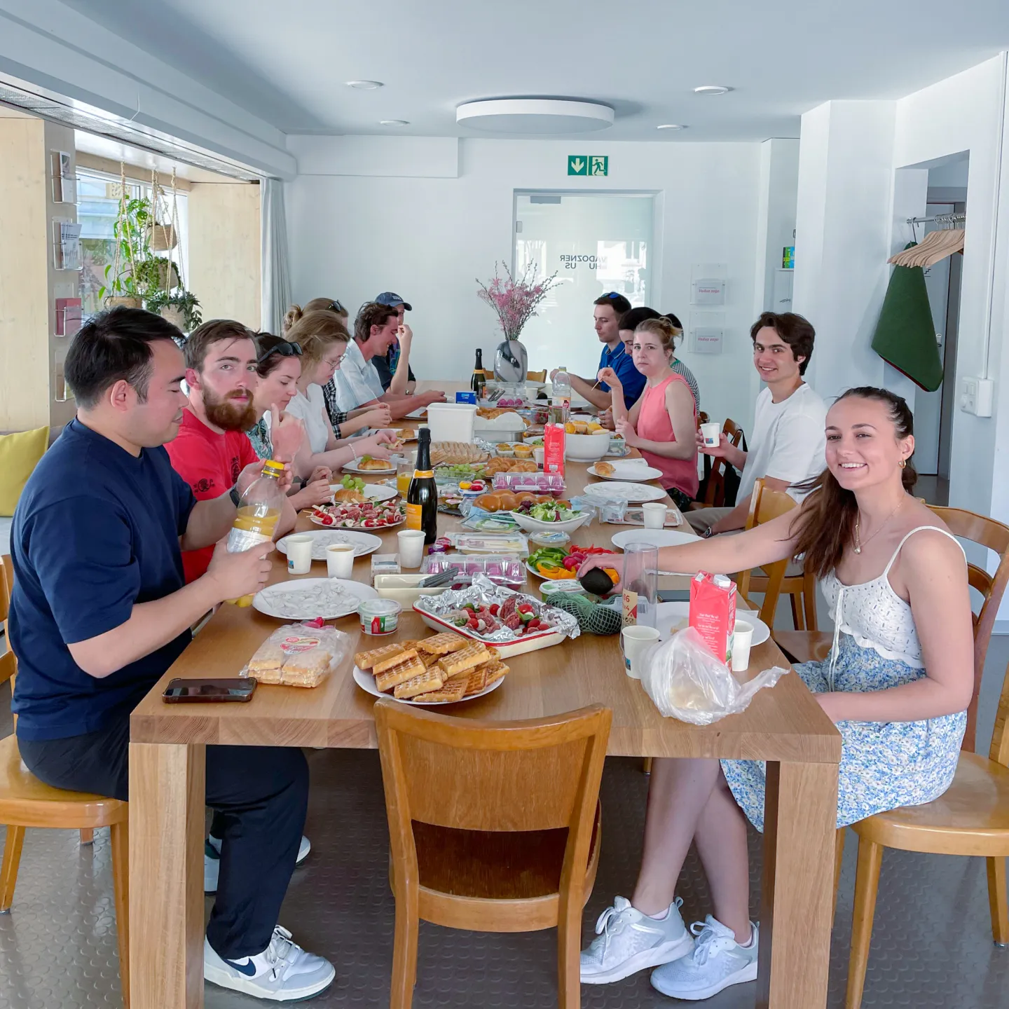Internationale Studierende sitzen um einen Tisch beim Essen